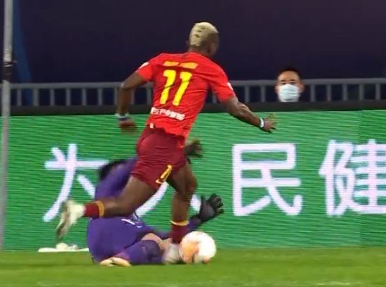 GIF：王大雷放倒图雷送点，丁海峰主罚命中华夏幸福2-0