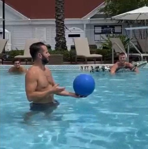 独行侠官推晒球员们玩水上排球视频：怀念园区的日子