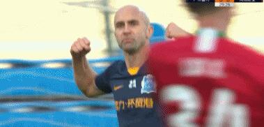 GIF：阿德里安前场抢断后远射破门，富力1-0建业