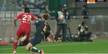 GIF：大脑短路了？张功飞铲牛梓屹两黄变一红被罚下