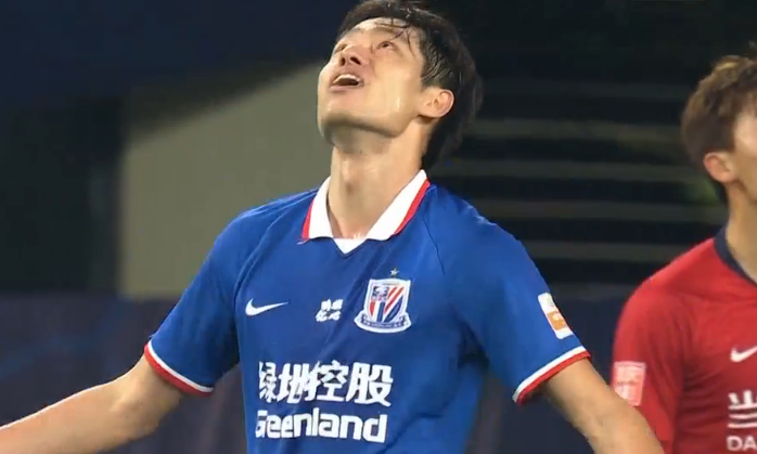 GIF：别再踢中卫了，毕津浩底线穿裆过人劲射击中门框