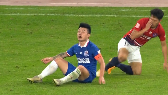 GIF：曹赟定暴骂裁判被补发红牌，申花少一人作战