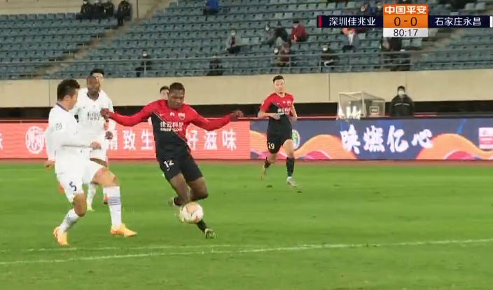 GIF：马里突破单刀赴会，但临门一脚被邵镤亮扑出