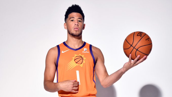 NBA官推祝太阳后卫德文-布克24岁生日快乐