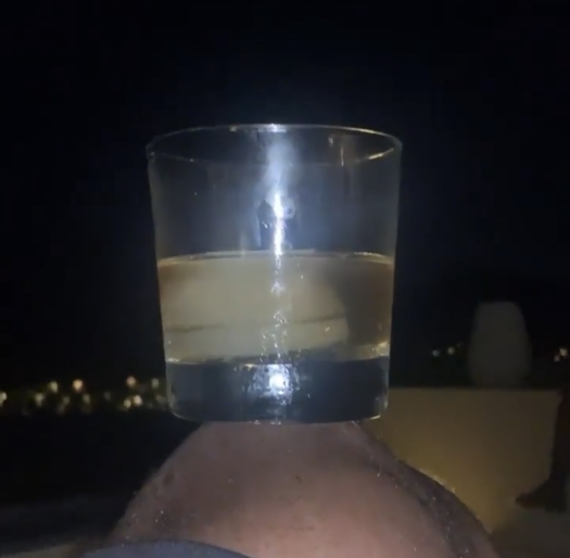 酒杯放膝盖！詹姆斯自拍晒今日饮品：美酒随时备用