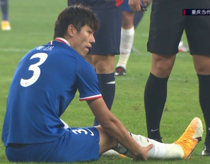 GIF：大腿倒了，毕津浩伤退被杨旭换下