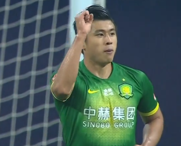 GIF：李磊传中张玉宁后点插上抢点得分，国安扳回一城