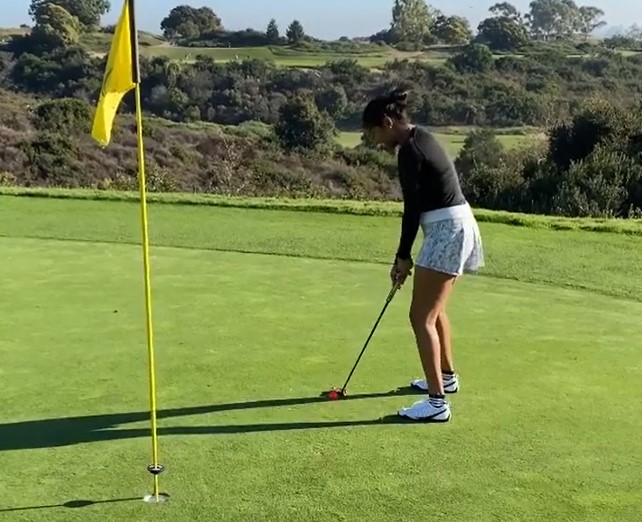 加索尔晒科比大女儿打高尔夫的片段：她今天太不可思议了