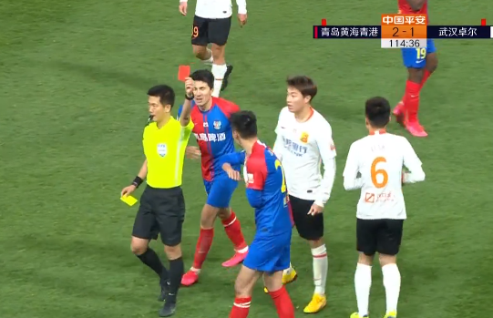 GIF：刘佳燊犯规染黄，两黄变一红被罚下黄海9人应战
