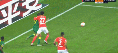 GIF：王刚与吴少聪禁区内发生身体接触后摔倒，裁判未判罚