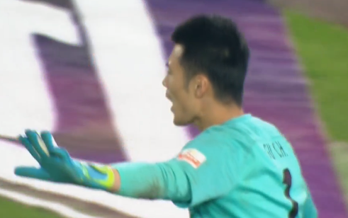 GIF：神勇两连扑！顾超连续扑出上港球员射门