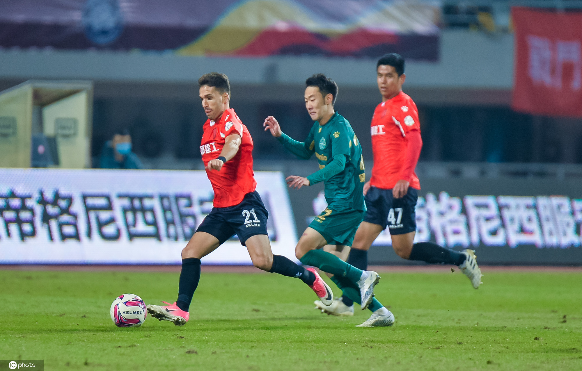 中甲：争冠组梅州绿城取胜成都告负，保级组人和大逆转