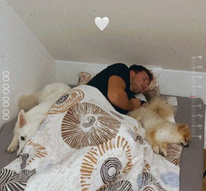 秀恩爱？东契奇女友晒东契奇睡觉照片