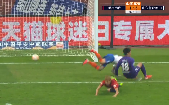 GIF：巨大的失误！韩镕泽郑铮配合失误送礼，鲁能3-1重庆