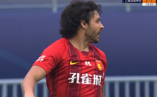 GIF：精彩！高拉特脚面一抖绝妙吊射，可惜击中横梁
