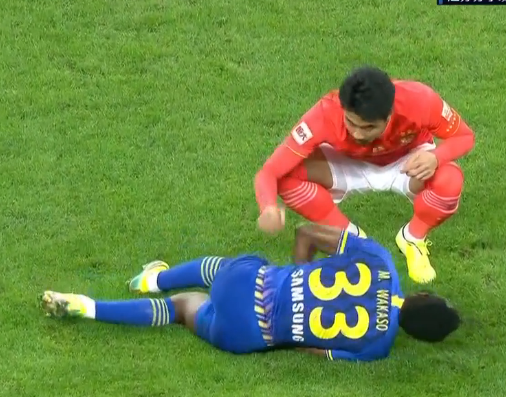GIF：快起来快起来！朴志洙不停敲打瓦卡索屁股