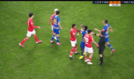 GIF：恒大苏宁球员爆发冲突，韦世豪推倒高天意染黄