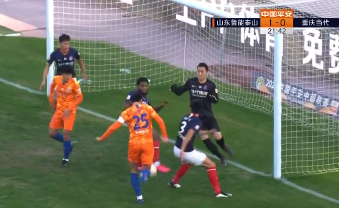 GIF:鲁能角球制造混乱,费莱尼禁区内抢射得分