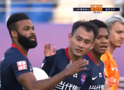 GIF：佩莱乌龙助攻，大摩托后点头球破门重庆扳回一分
