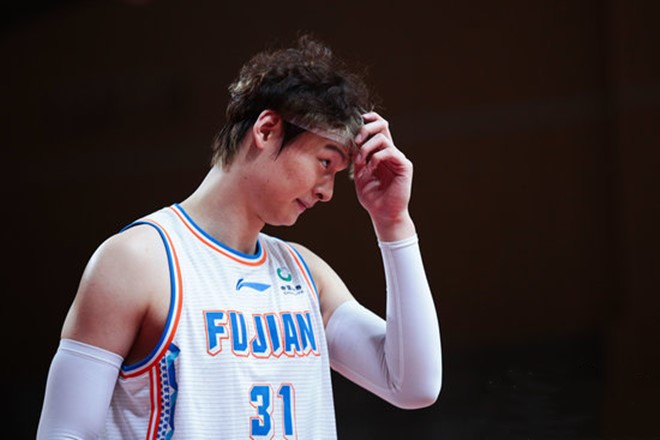 王哲林发文感叹：如何摆脱现在的阴霾，去找到心中的光芒