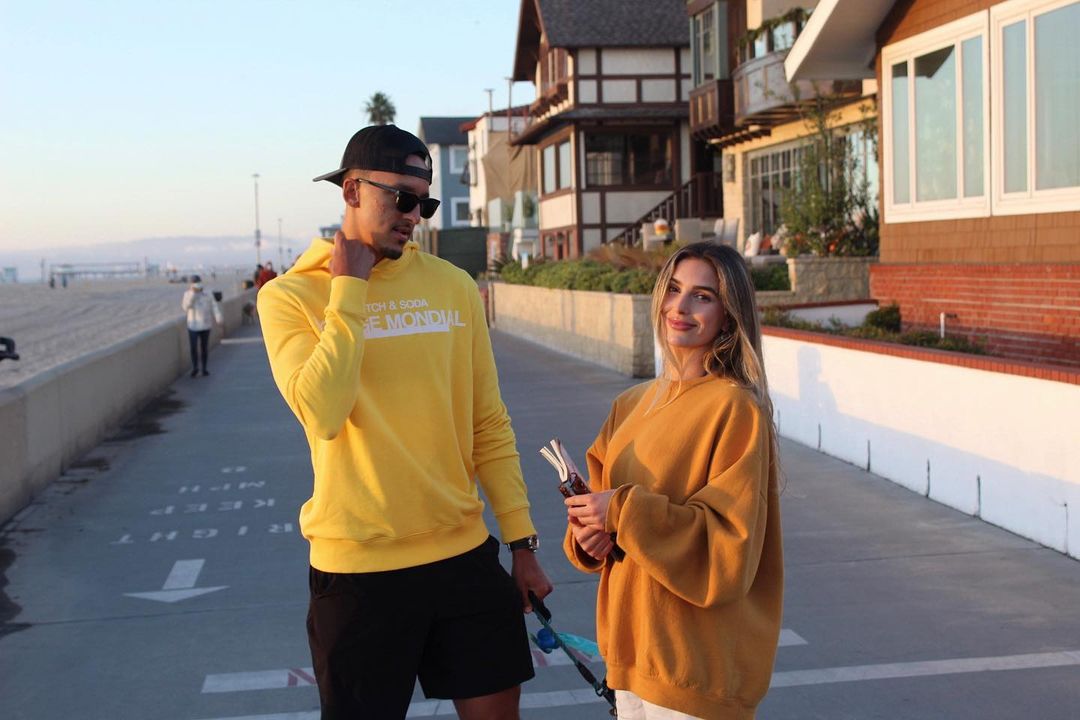 灿烂心情！沙梅特女友晒二人合照