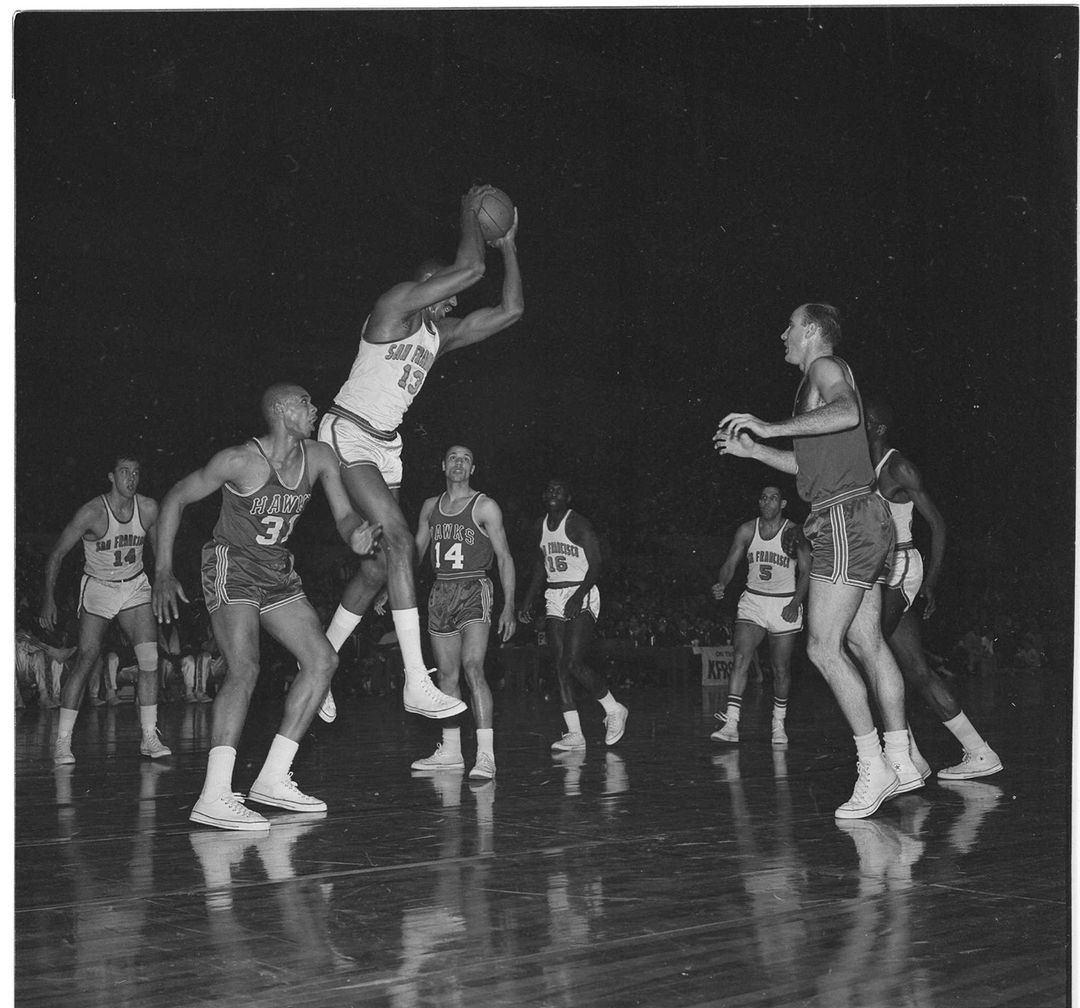 历史上的今天：1964年张伯伦单场50分40篮板不敌活塞