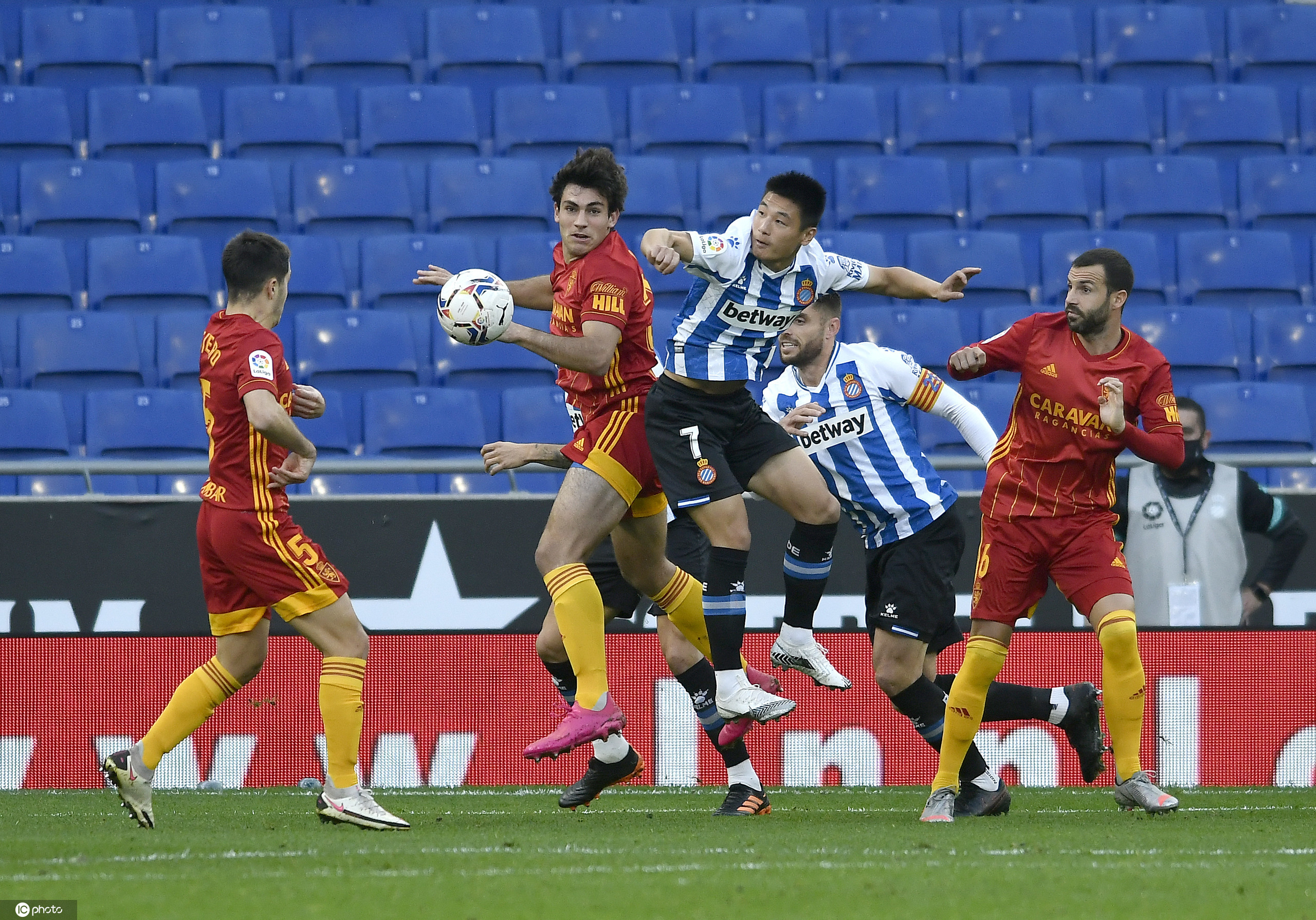 半场：武磊首发德托马斯进球被吹，西班牙人0-0萨拉戈萨