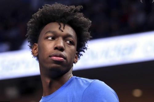 怀斯曼左脚受伤，回到更衣室接受检查